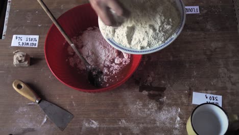 mezcle agua y harina para la receta de pastel de pan sobre la madera con ingredientes etiquetados para hacer pizza casera