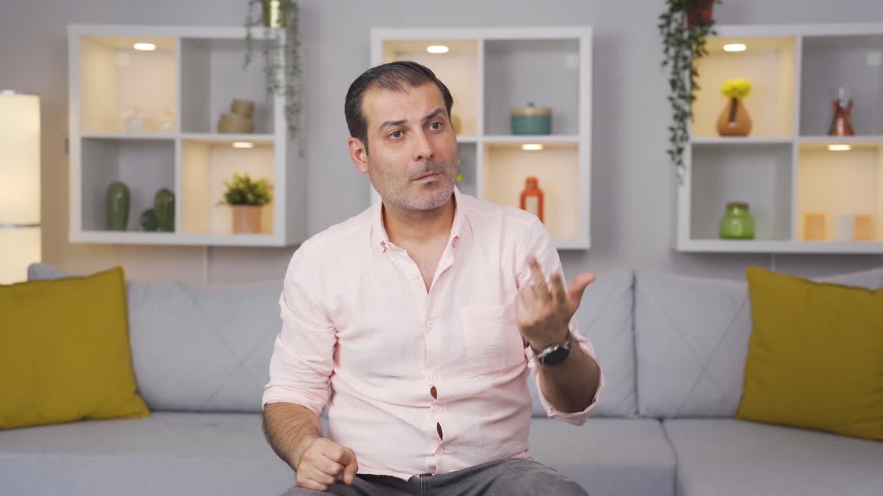 el hombre está en pánico.