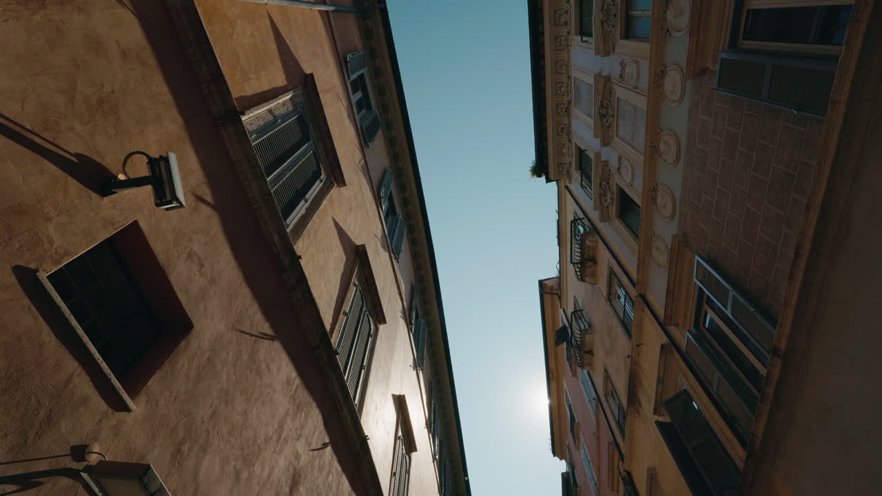 Edifici e cielo in un paesaggio urbano