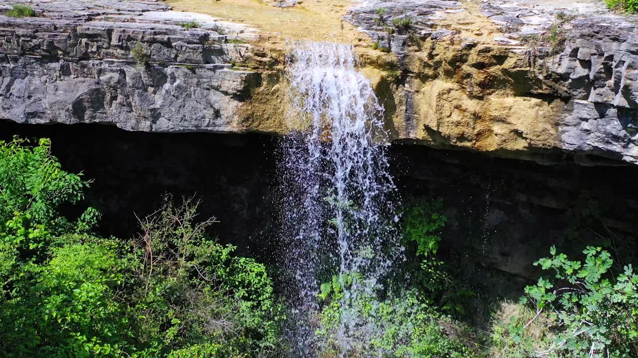 Bakovervendt droneopptak av Pericnik-fossen i Triglav nasjonalpark i Slovenia