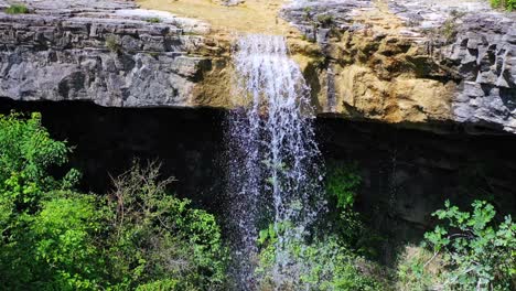 Tiro-De-Drone-Hacia-Atrás-De-La-Cascada-Pericnik-En-El-Parque-Nacional-Triglav-En-Eslovenia