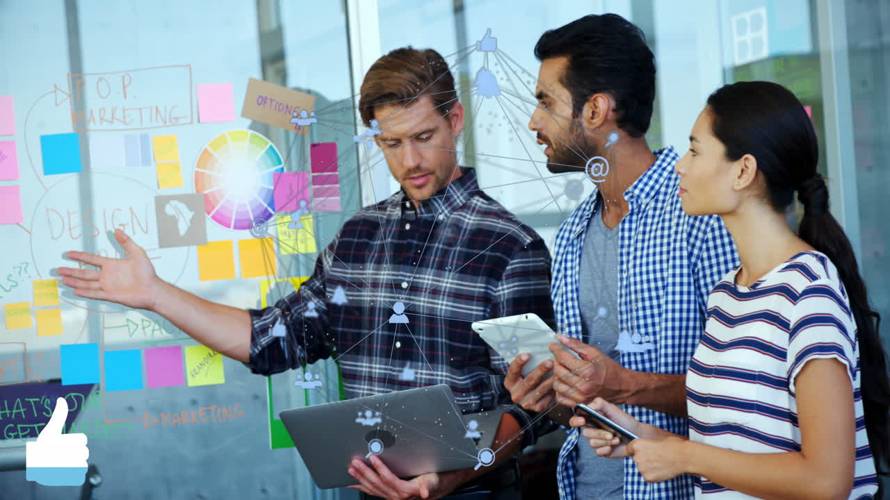 animación de conexiones y procesamiento de datos financieros en diversas personas de negocios.