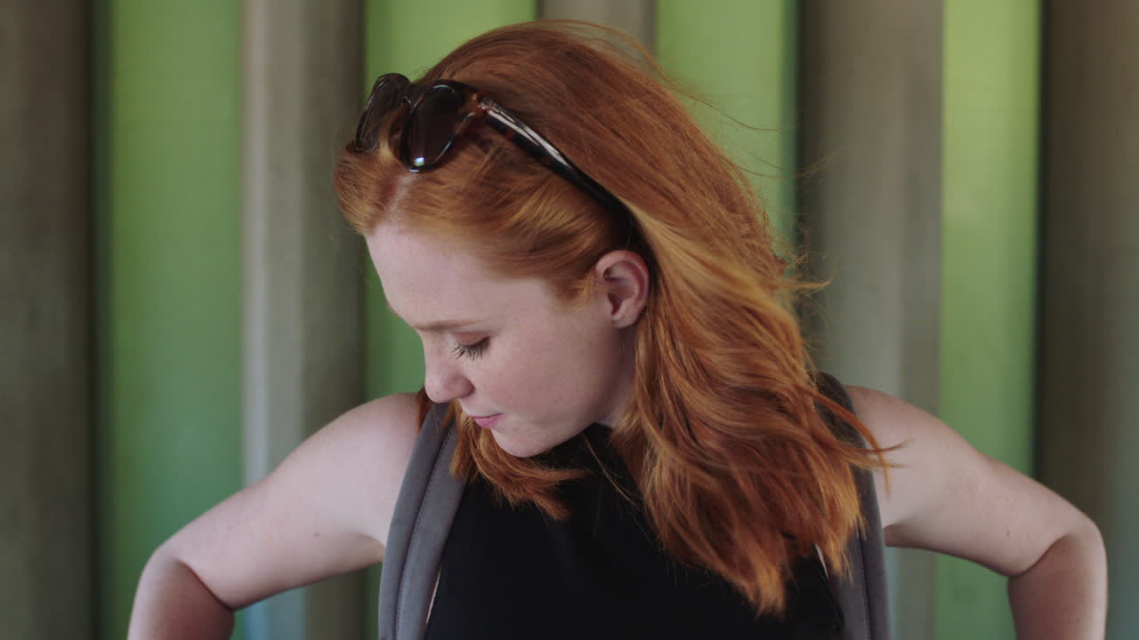 젊은 독립적 인 여성 의 초상화 자신감 있는 미소