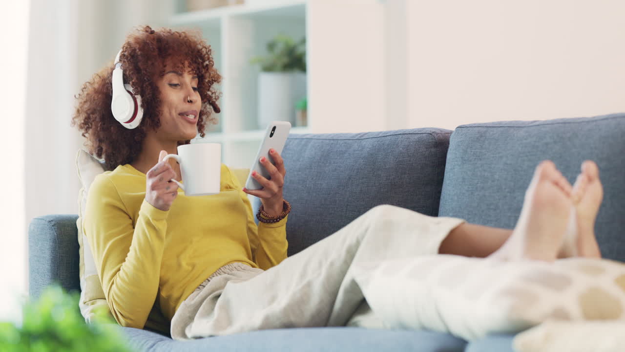 mujer tomando selfies en el teléfono