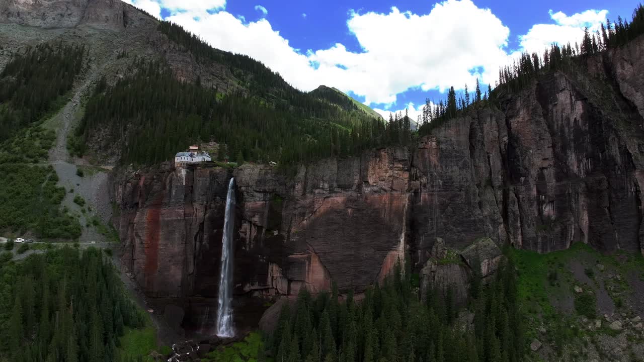 теллурид свадебная завеса падает водопад колорадо электростанция дом воздушный дрон круг слева тени аспен деревья uncompahgre леса лета зеленая коробка каньон черный медведь проход дорога скалистые горы 4wd голубое небо
