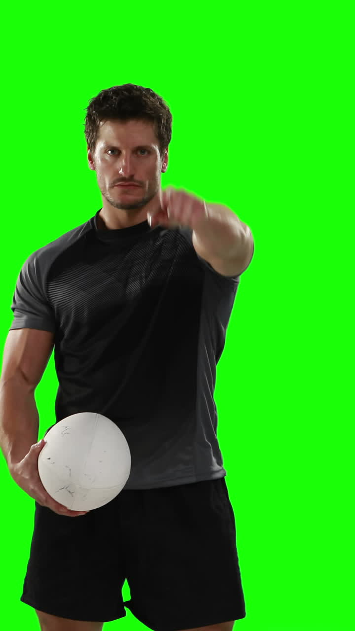 un jugador de rugby serio amenazando a la cámara.