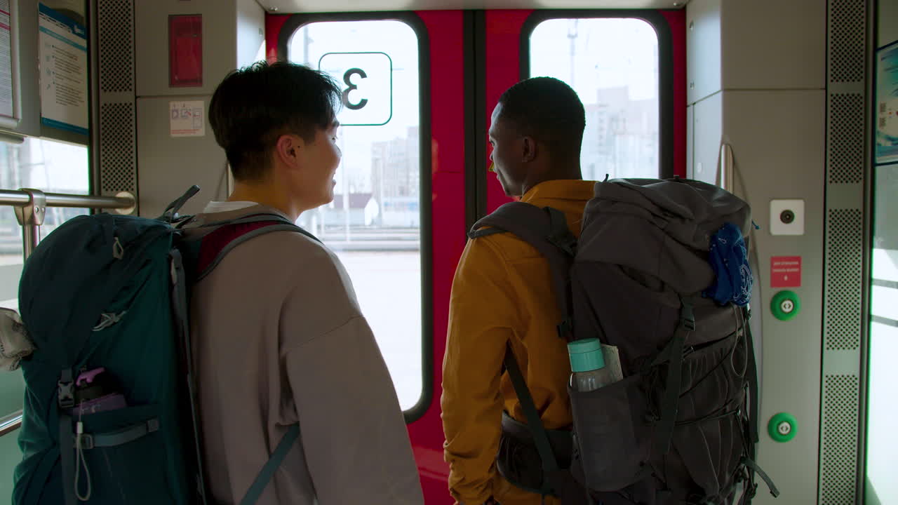 기차로 여행하는 친구들