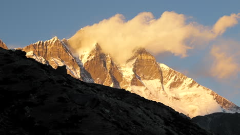 puesta de sol en las alturas del himalaya