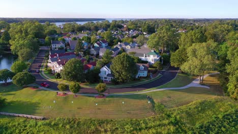 Antena-Sobre-Barrio-Exclusivo-Genérico-Con-Casas-Y-Dúplex-En-Una-Región-Suburbana-De-Memphis,-Tennessee,-Mud-Island-3