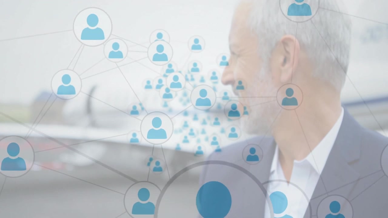 CEO che controlla il polsino mentre le icone utente appaiono gradualmente, animando un cluster sul petto della rete aeronautica sul piazzale.