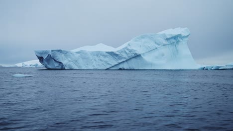hermosos icebergs azules de la antártida, iceberg flotando en la península antártica agua del mar del océano en el frío clima de invierno, bajo ángulo y gran ángulo de vista del paisaje marino y el paisaje