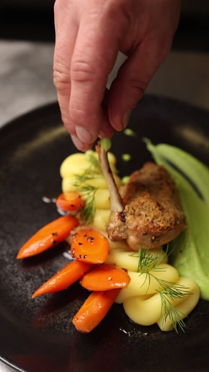 Chef che guarnisce un piatto gourmet con carne e verdure