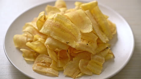 chips de plátano crujientes - plátano en rodajas frito o al horno