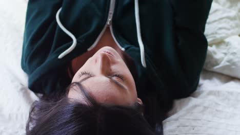 mujer joven con capucha usando teléfono móvil 4k