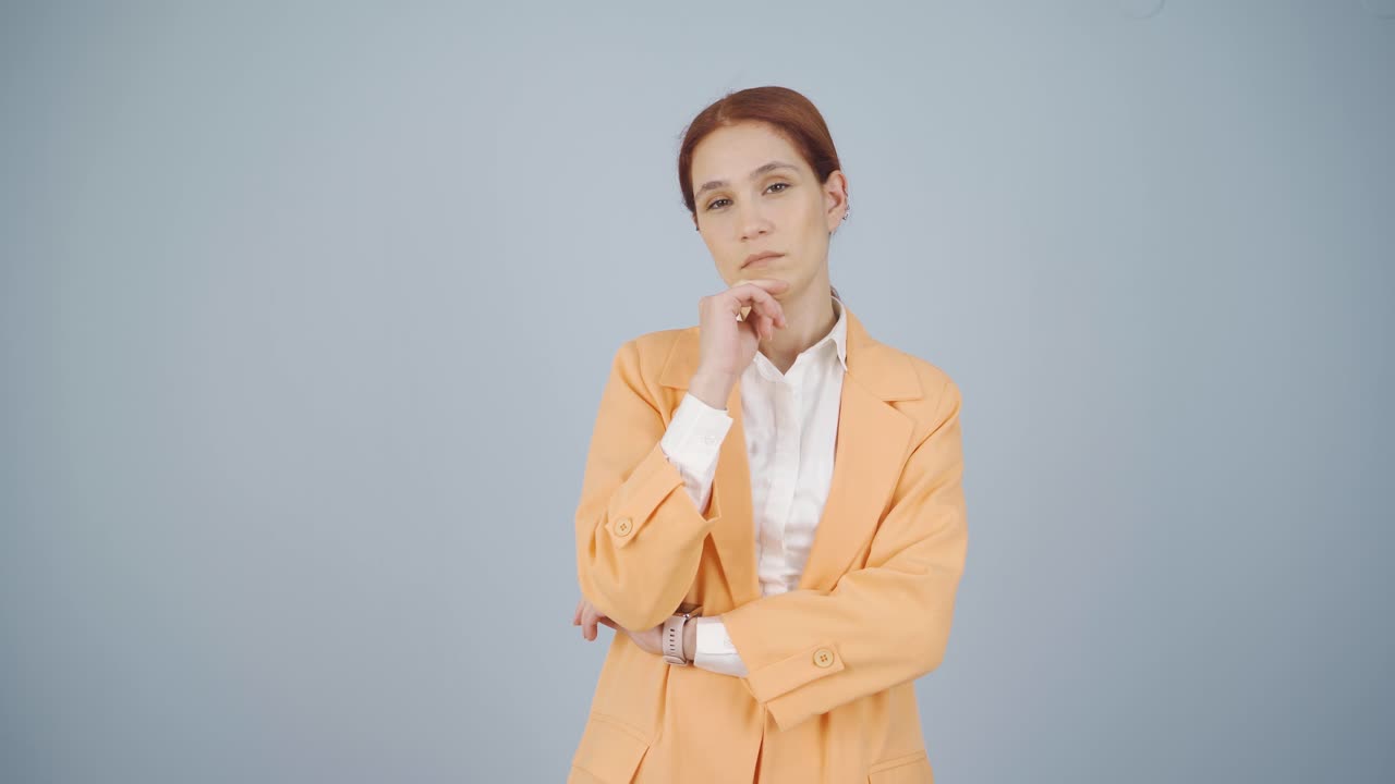 una mujer de negocios reflexiva y calculadora.