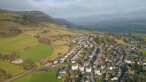 filmische luftaufnahmen von sedbergh village, dem idealen ort für einen ausflug zu jeder jahreszeit