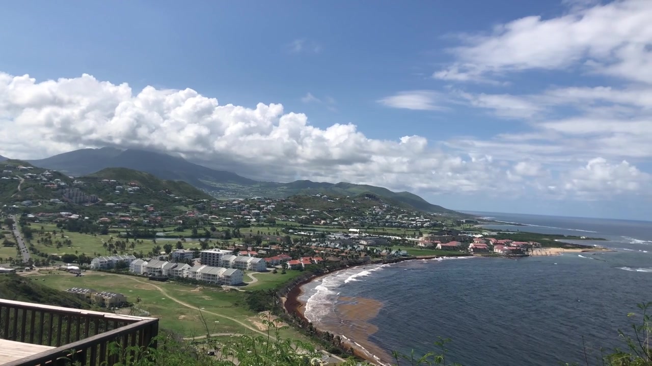 Brimstone Hill Fortress Nationaal Park is een UNESCO Werelderfgoedlocatie, een goed bewaard gebleven fort op een heuvel op het eiland St. Kitts in de Federatie van St. Christopher en Nevis
