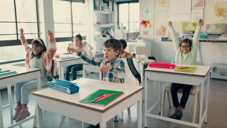 Los-Niños,-Felices-Y-Levantan-La-Mano-En-El-Aula.