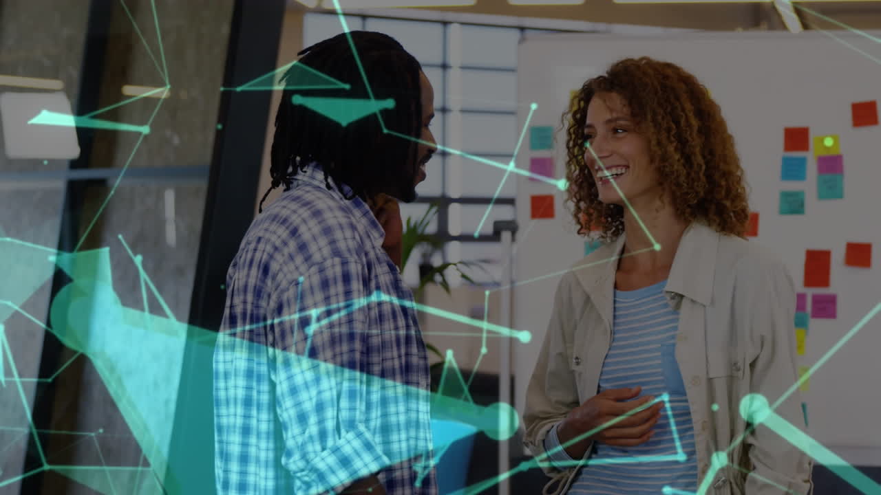 animación del procesamiento de datos financieros sobre diversas personas de negocios que usan computadoras portátiles