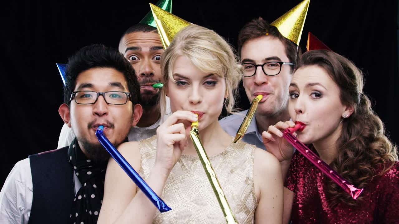 축하하는 친구들