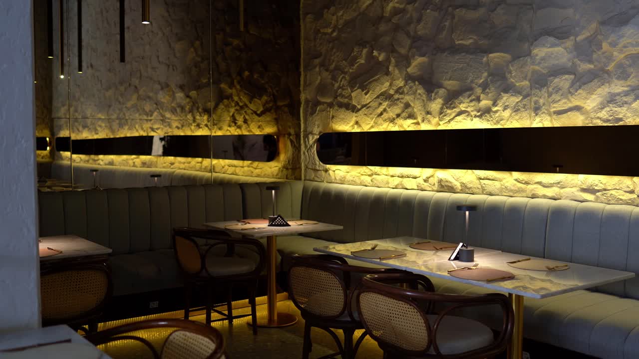 레스토랑에서 세련되고 가운 식탁의 앞면