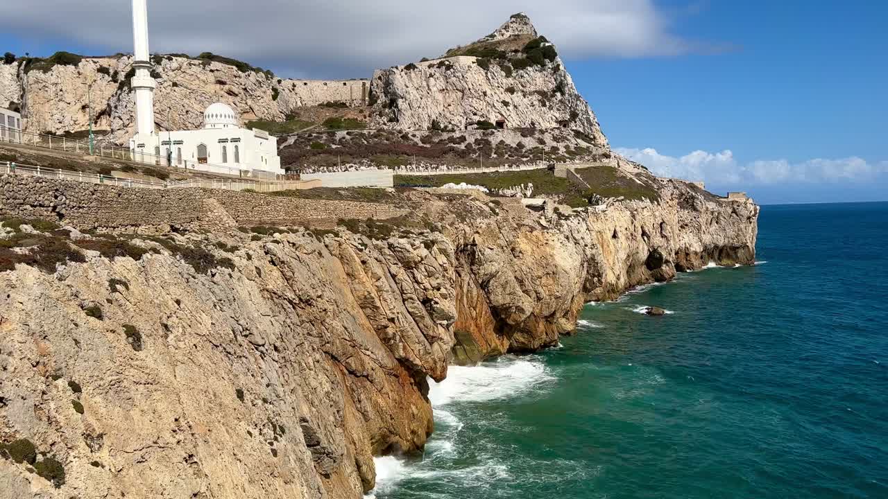 이브라힘-알-이브라힘 모스크의 경치와 유로파 포인트에서 지브롤터 바위의 프로파일.