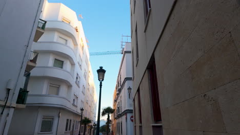 Callejón-Estrecho-Entre-Edificios-Blancos-Mediterráneos---Cádiz,-España