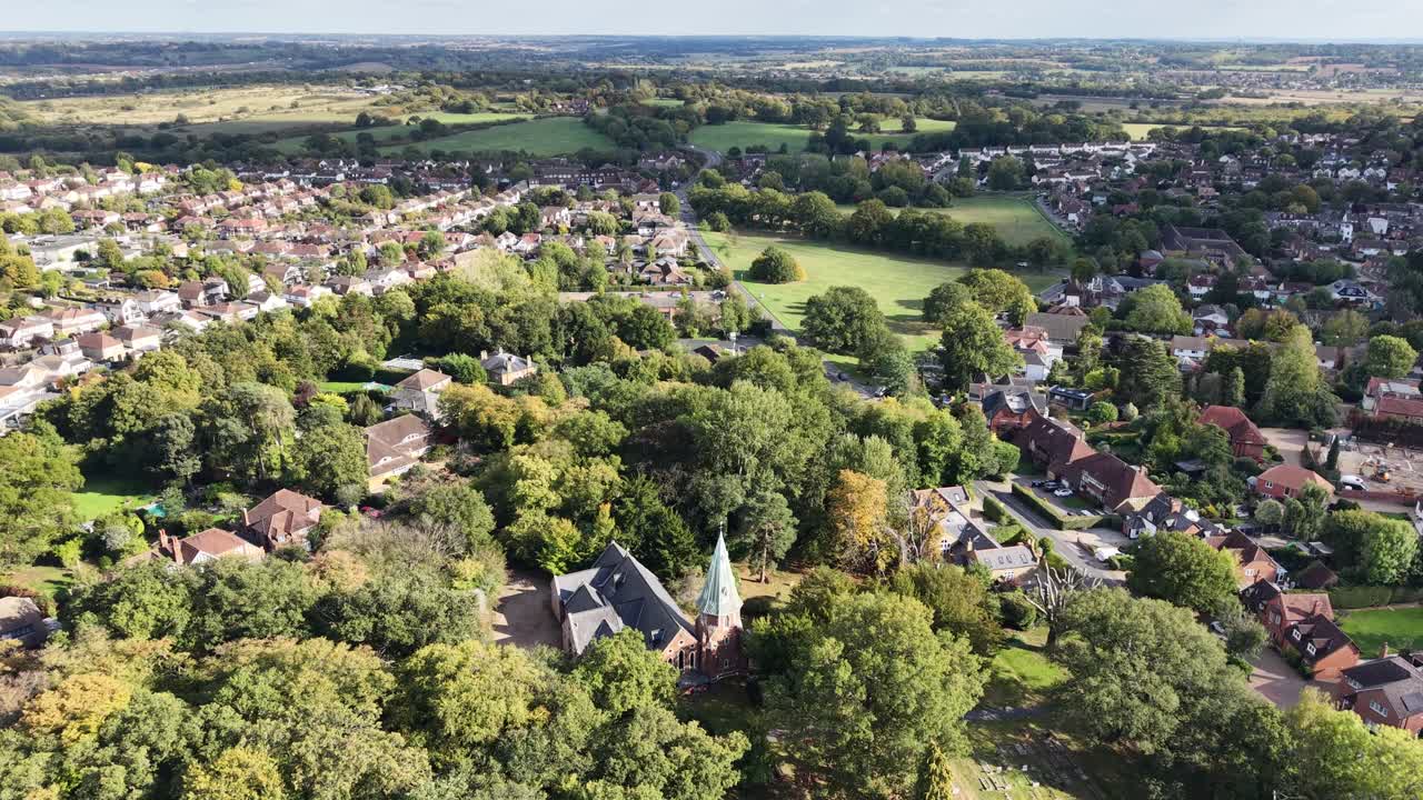 Drone em ângulo alto, aéreo, vila de Theydon Bois, Essex, Reino Unido, verão