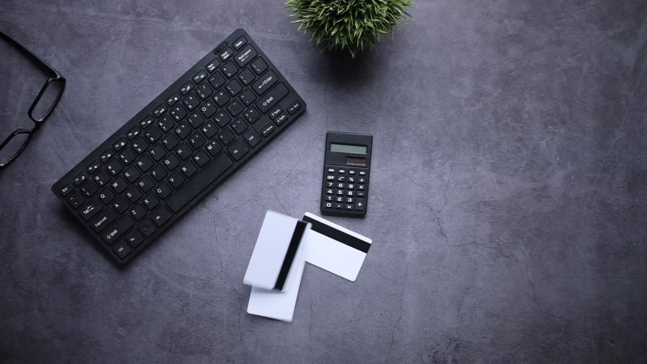 Klavye, Hesap Makinesi ve Kredi Kartları ile Ofis Masası Düzeni