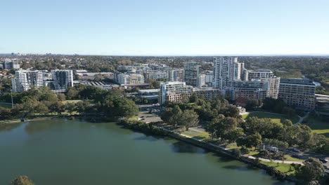 Vista-Aérea-De-Apartamentos-Propiedades-De-Barrio-Residencial-Sobre-El-Río-Y-La-Autopista-En-Sydney,-Australia