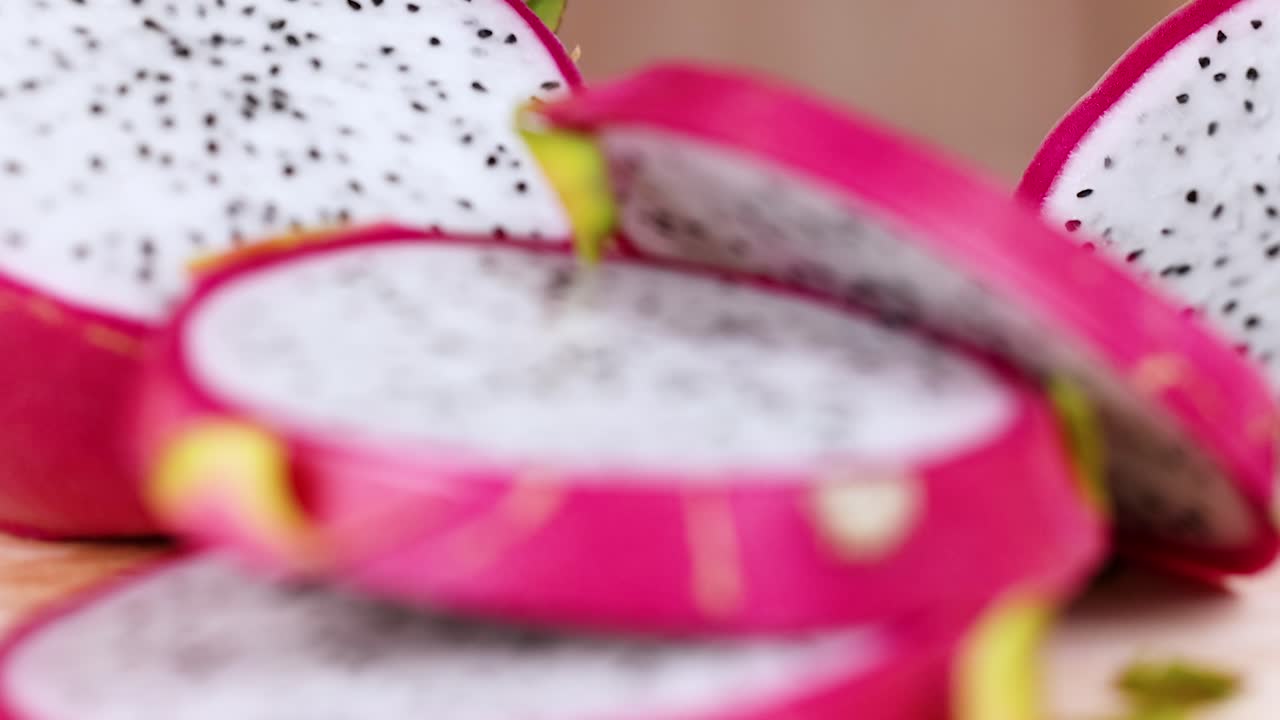 rebanadas de frutas de dragón dispuestas en una vista de cerca