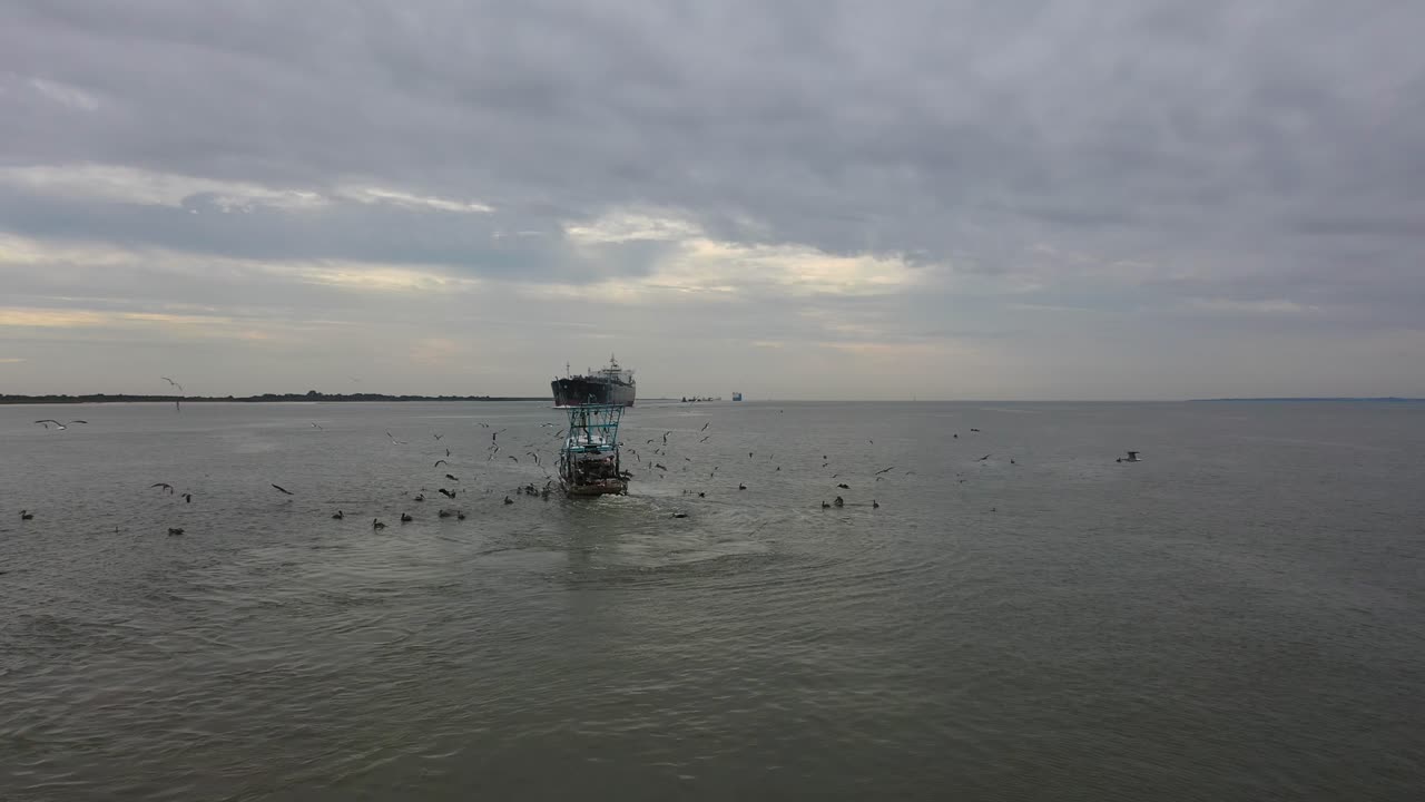 진행중인 상선과 새우잡이 어선