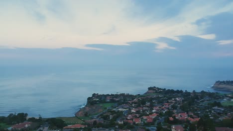 Vista-De-Drones-Temprano-En-La-Mañana-Sobre-Las-Fincas-De-Palos-Verdes,-California