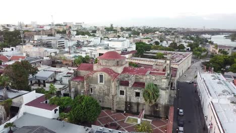 Vista-De-Drones-Sobrevolando-La-Zona-Colonial-Con-Vista-Al-Panteón-De-La-Patria,-Mausoleo-De-Piedra-Caliza-Neoclásica,-Monumento-Histórico-De-Santo-Domingo