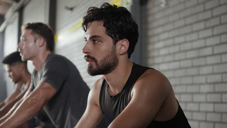 hombres haciendo ejercicio en bicicletas giratorias en el gimnasio