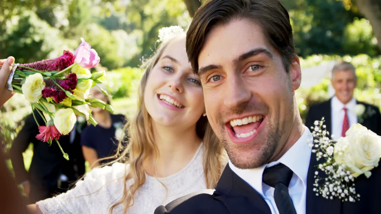 Giovani sposi felici che si scattano un selfie 4K 4k