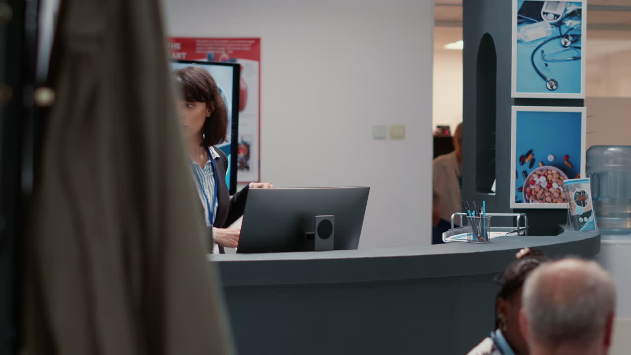 Reception ospedaliera con personale