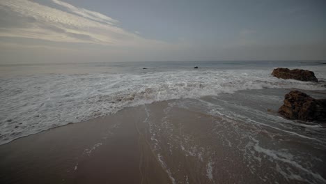 La-Cámara-Se-Desplaza-Por-La-Playa-Mientras-Sube-La-Marea