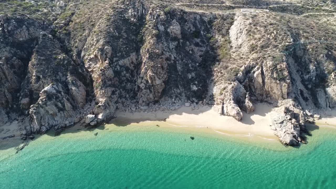 los acantilados de playa balconcito y las serenas aguas turquesas en cabo san lucas
