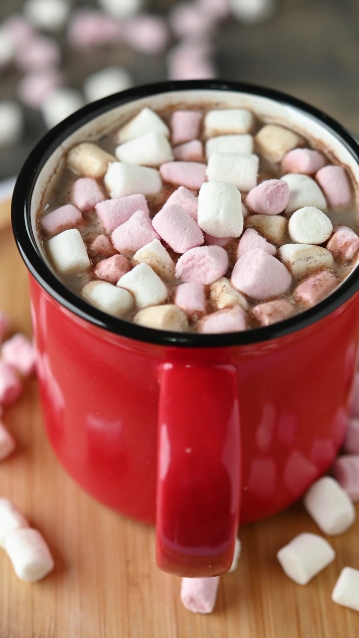Cioccolata calda con marshmallow in tazza rossa