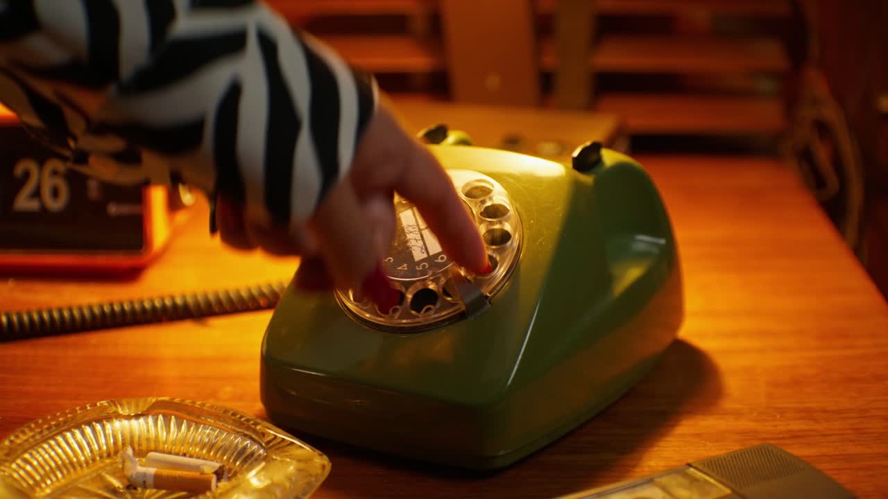 긴급 다이얼이 있는 빈티지 녹색 회전 전화