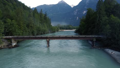 Brücke-über-Den-Fluss-Drohnenüberführung