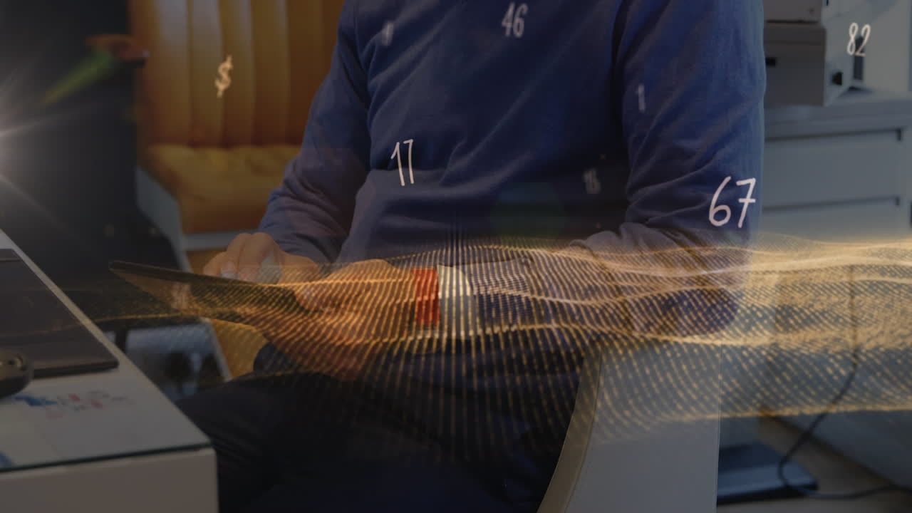 집에서 태블릿을 사용하여 사람 위로 움직이는 숫자와 기호와 파형 풍경의 애니메이션