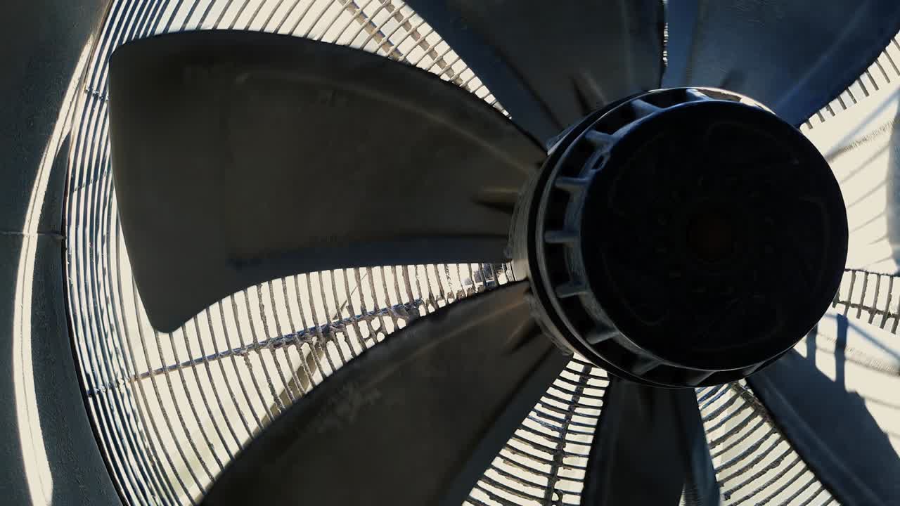 공장에서 큰 산업 팬 클로즈업. 산업 공장 건물의 환기. 비디오 배경