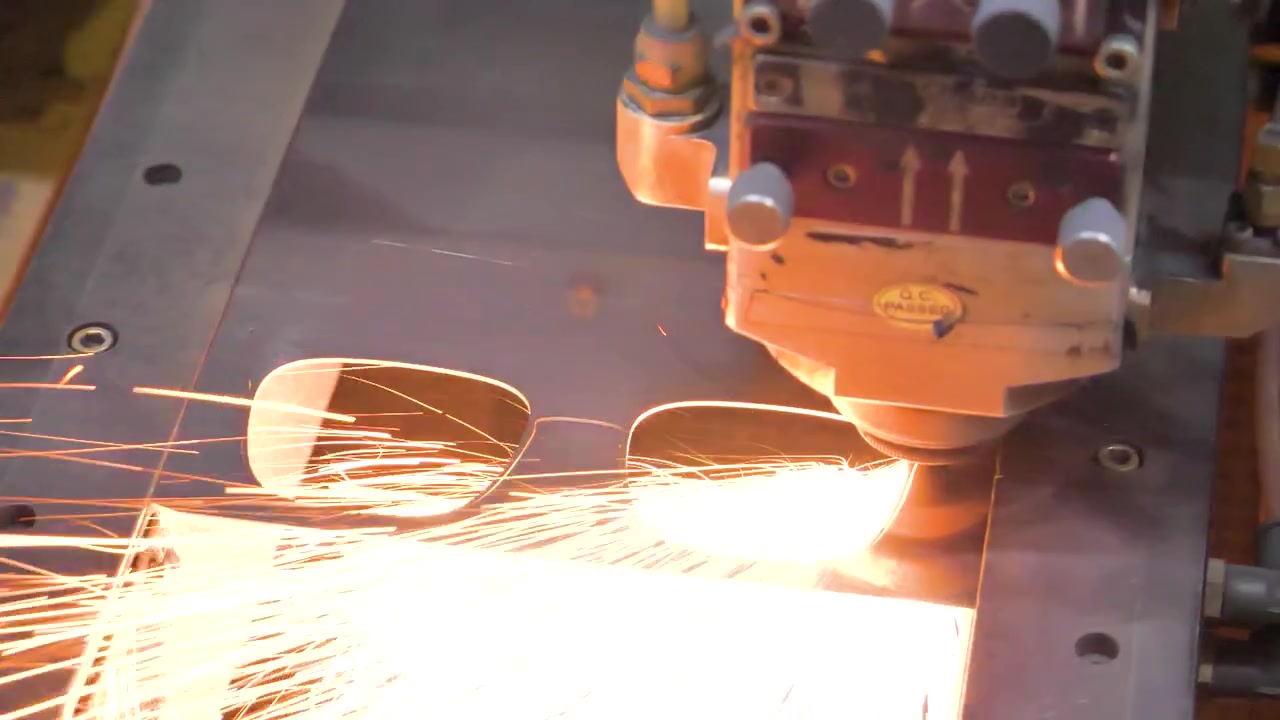 Çin'in Jiangsu Eyaleti'ndeki bir fabrikada hassasiyetle metal çerçeveler üreten çalışan bir CNC freze makinesi.
