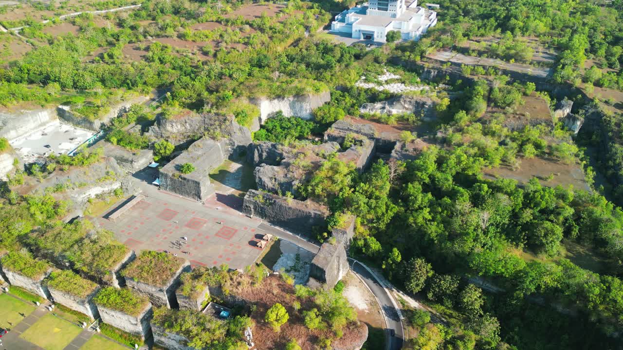 vista aérea de la estatua de bali patung garuda wisnu kencana y el exuberante paisaje indonesio