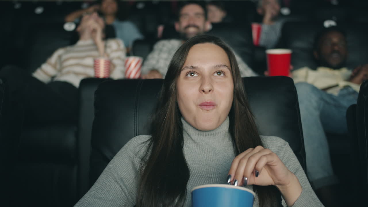 espectadores disfrutando de una película