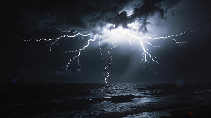 Nuvole temporalesche cariche che scatenano fulmini, colpendo l'oceano aperto sulla costa, illuminando le onde.