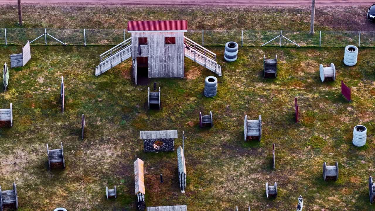 Arena di gioco per paintball o laser tag con bunker e ostacoli per sport d'avventura