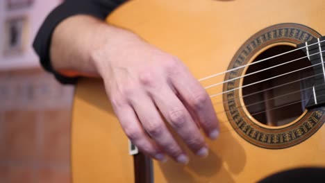 hombre anónimo tocando una canción en la guitarra